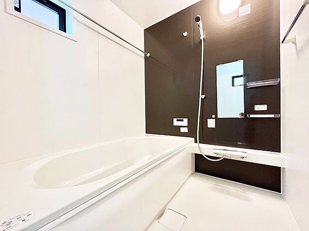 ◆1号棟◆〜Bath Room〜  窓付きのバスルーム。  陽射し差し込む明るい環境は、日中の入浴も気持ち良くお使い頂けそうです。  また、浴室乾燥機も完備しております。  換気環境も良好です。