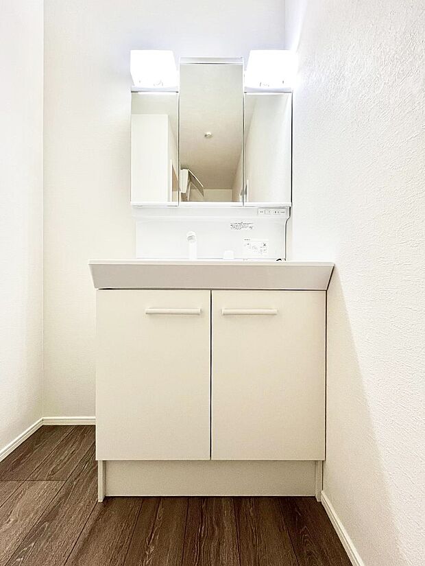 ◆1号棟◆〜Dressing Room〜　十分な大きさの洗面台は収納もさる事ながら、身だしなみチェックや歯磨きなど、朝の慌ただしい時間でもホテルライクなスペースで余裕とゆとりを感じて頂けます。