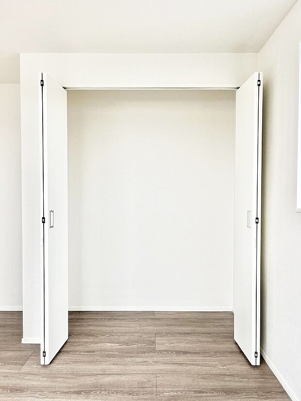 ◆1号棟◆〜Closet〜　壁面クローゼットがあればタンスを置く必要がなく、出っ張りのないスッキリ空間を維持できます。限られたスペースを有効に活用できそう。衣類や趣味の品などたっぷり収納出来ますね♪