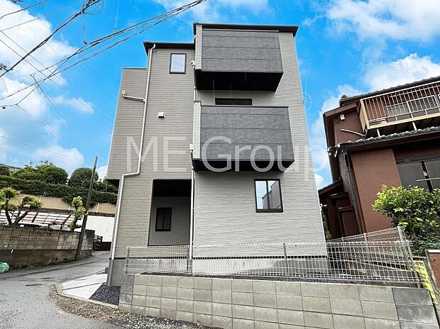 ◆1号棟◆〜Exterior〜　角地により陽当り・風通し良好！一戸建ての大きなメリットは、自分達の「土地」を「自由に」使える事です。ガーデニングやＤＩＹ，車やバイクの趣味など様々な用途で利用できます