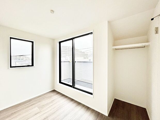 ◆1号棟◆〜Bed Room〜　2面採光を確保した明るい室内は、風通しも良く、大変居心地の良い空間となっております。爽やかな風を感じて起きる朝は、快適生活の始まりに！日当たりや通風がとても良い住まい♪