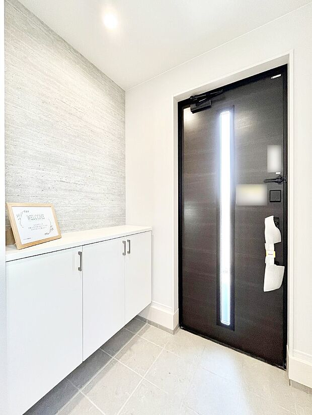 〜Entrance〜 家の中でお客様を迎える最初の場所である玄関は、家の印象そのものです!豊富な玄関収納で、常に綺麗に保つことが出来ます♪玄関にはたっぷり収納の下駄箱を完備!