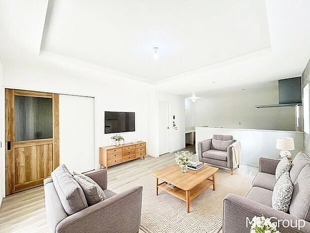 〜Living〜　家族の会話や笑顔が行き交うリビングです。子供が走ってる姿を見ながら、大きなソファやダイニングテーブルでゆったり食事をしたりくつろぎたい♪そんな夢が叶えられる空間です！※家具はCGです