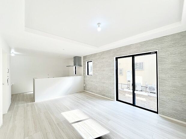 〜Living〜 飽きの来ないシンプルでおしゃれなLDK。大きな窓から日差しが差し込むので室内も明るく、家族の憩いの場としてピッタリです。開放感と日当たりの良さを是非ご覧ください!