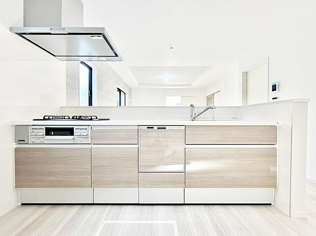 〜Kitchen〜 会話が弾むリビング、料理が愉しくなるキッチン。家は、ただ生活する場ではなく、暮らしを愉しく、快適にする場所。笑顔の毎日、安らぎの日々のために、最新の設備・仕様を採用。