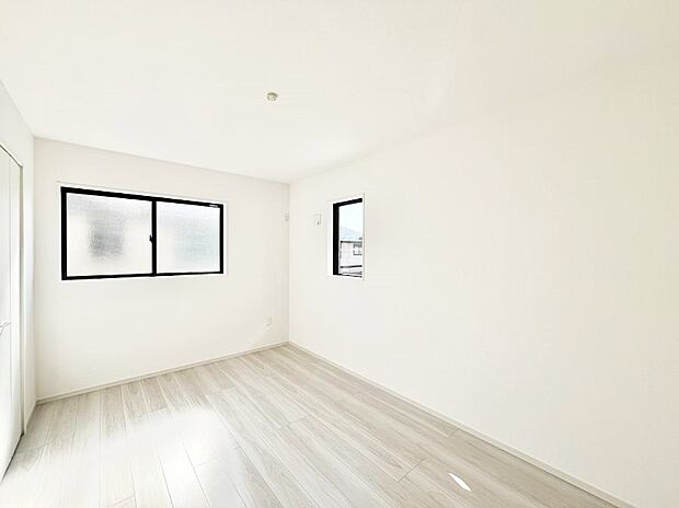 〜Bed Room〜 子供部屋はお子様にとって大変重な役割があります。子供一人で過ごす空間を与えることで、宿題や勉強時間も自然と増えまた自ら部屋の片付けや掃除なども促すことに繋がります。