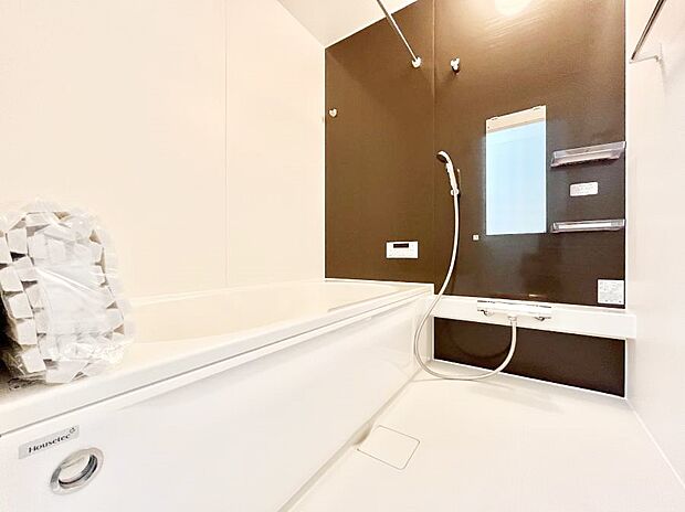 〜Bath Room〜 落ち着いた雰囲気の浴室で明日に向けてリフレッシュ。浴室乾燥機能も付いているので隣の洗濯機置き場で洗い上がった洗濯物を、雨の日も天気を気にせず乾燥させることも可能です。