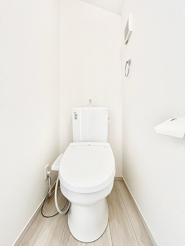 〜Toilet〜　綺麗・スッキリ・快適なウォシュレット付トイレでくつろげる空間です。トイレは毎日使わざるを得ないもの。いつも清潔を保ちたいですね。トイレが2ヶ所あるので朝の混雑時に便利です！