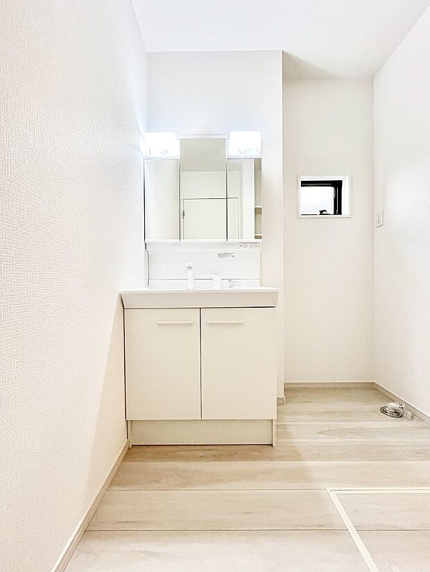 〜Dressing Room〜 清潔感溢れる色合いで統一されていると、スッキリと整った印象をうけます。 鏡の裏にはたっぷりと収納スペースを標準装備! 水廻りは、シンプルかつ機能性を重視して。