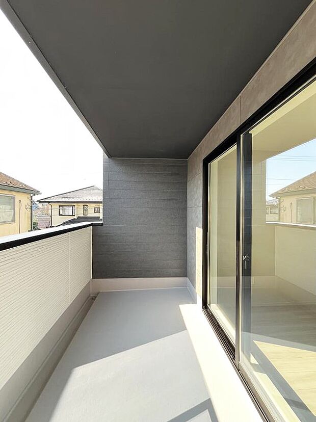 〜Balcony〜 バルコニーは温かい陽がさしこみ、お布団や洗濯物を気持ちよく干すことができます。 使いやすく開放的なバルコニーです♪陽ざしがたっぷり降り注ぐ、バルコニー付き住まい。