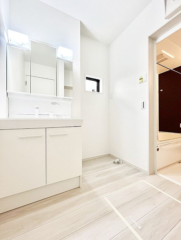 〜Dressing Room〜 暗くなりがちな洗面所も窓があると採光と換気が可能なので気持ちよくお使い頂けます。三面鏡タイプの洗面台は鏡裏収納で散らかりがちな洗面所もスッキリ♪