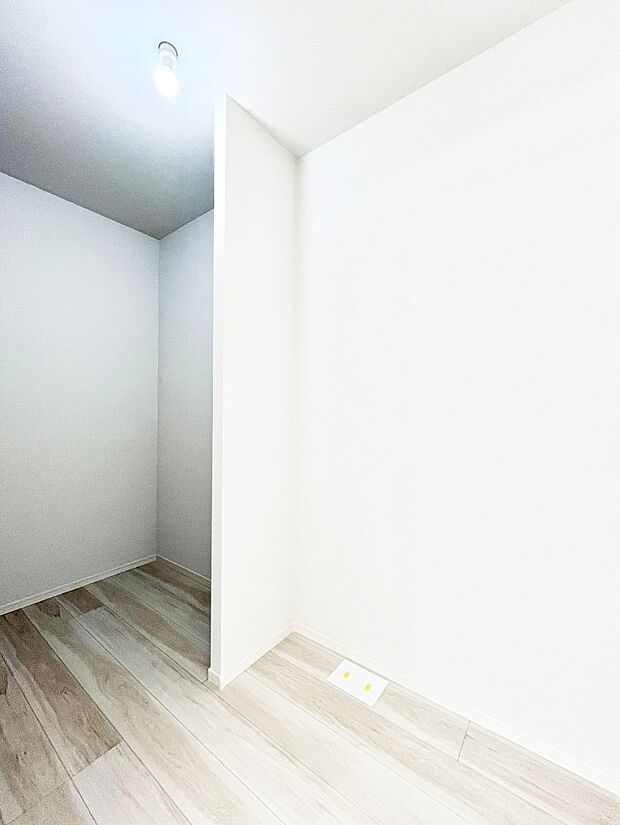 〜Walk-in Closet〜　必要なものやコーディネートを一覧して確認でき、身支度や準備が短時間で済むウォークインクローゼットを設置しました。家の中をすっきりとさせる便利な収納スペースです。