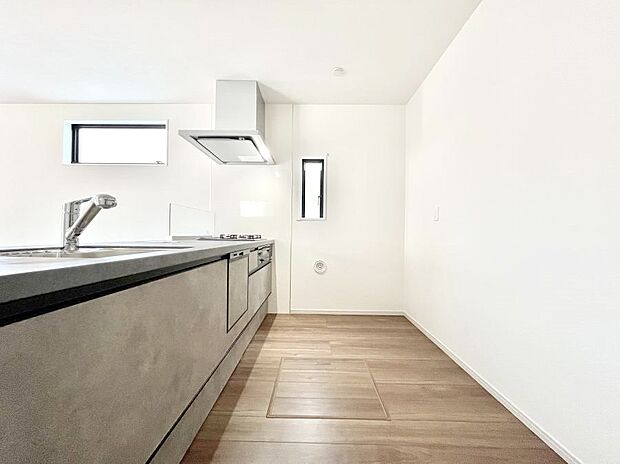 ◆1号棟◆〜Kitchen〜 自然光が入る窓のあるキッチン☆毎日使う場所だからこそ、使い勝手を考慮しました。ゆったりとしたキッチンコーナーは質感豊かな仕上がりとなっております。