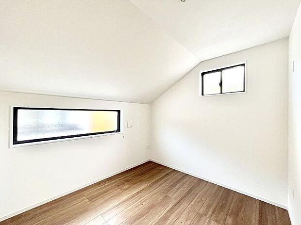 ◆1号棟◆〜Bed Room〜　2面採光を確保した明るい室内は、風通しも良く、大変居心地の良い空間となっております。爽やかな風を感じて起きる朝は、快適生活の始まりに！日当たりや通風がとても良い住まい♪