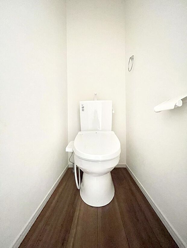 ◆1号棟◆〜Toilet〜 清潔感のある水回り♪トイレはウォシュレット付きです◎トイレは毎日使わざるを得ないもの。いつも清潔を保ちたいですね。トイレが2ヶ所あるので朝の混雑時に便利です!