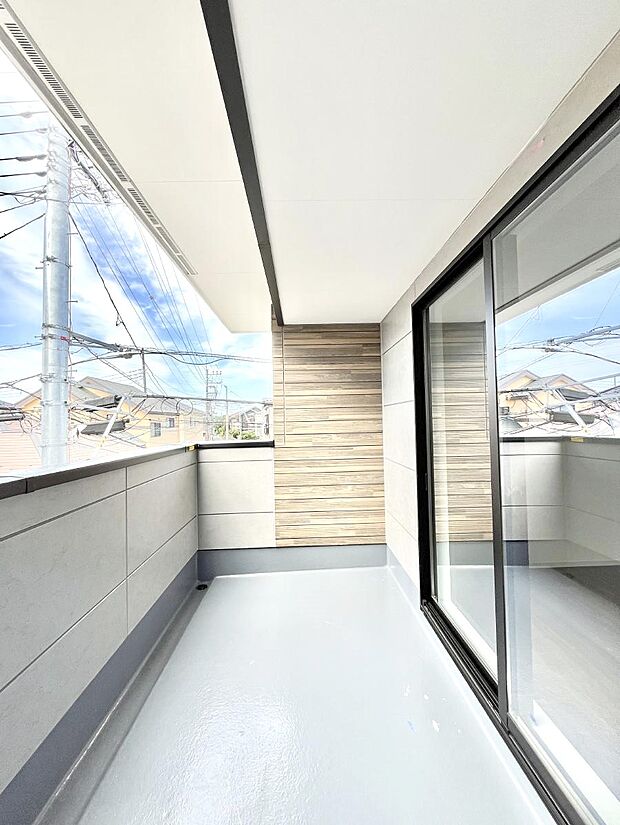 ◆1号棟◆〜Balcony〜 バルコニーは温かい陽がさしこみ、お布団や洗濯物を気持ちよく干すことができます。 使いやすく開放的なバルコニーです♪陽ざしがたっぷり降り注ぐ、バルコニー付き住まい。