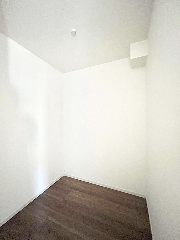 ◆1号棟◆〜Walk-in Closet〜 たくさんの洋服をかけてもシワになりにくいウォークインクローゼット。洋服以外にも、普段使わない家電やスーツケース、ストック品など何でも片付く嬉しい空間です。