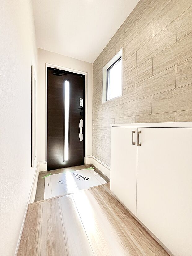 ◆1号棟◆〜Entrance〜　家の中でお客様を迎える最初の場所である玄関は、家の印象そのものです！豊富な玄関収納で、常に綺麗に保つことが出来ます♪玄関にはたっぷり収納の下駄箱を完備！