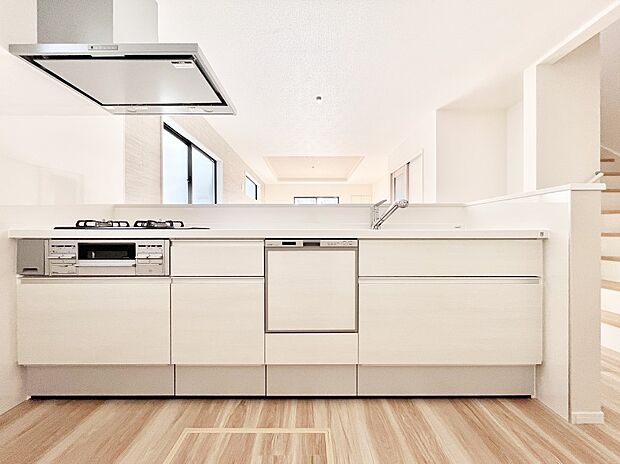 ◆1号棟◆〜Kitchen〜　会話が弾むリビング、料理が愉しくなるキッチン。家は、ただ生活する場ではなく、暮らしを愉しく、快適にする場所。笑顔の毎日、安らぎの日々のために、最新の設備・仕様を採用。
