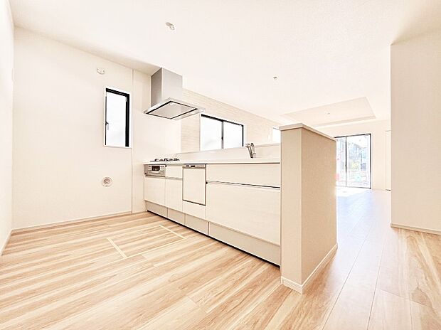 ◆1号棟◆〜Kitchen〜　自然光が入る窓のあるキッチン☆毎日使う場所だからこそ、使い勝手を考慮しました。ゆったりとしたキッチンコーナーは質感豊かな仕上がりとなっております。