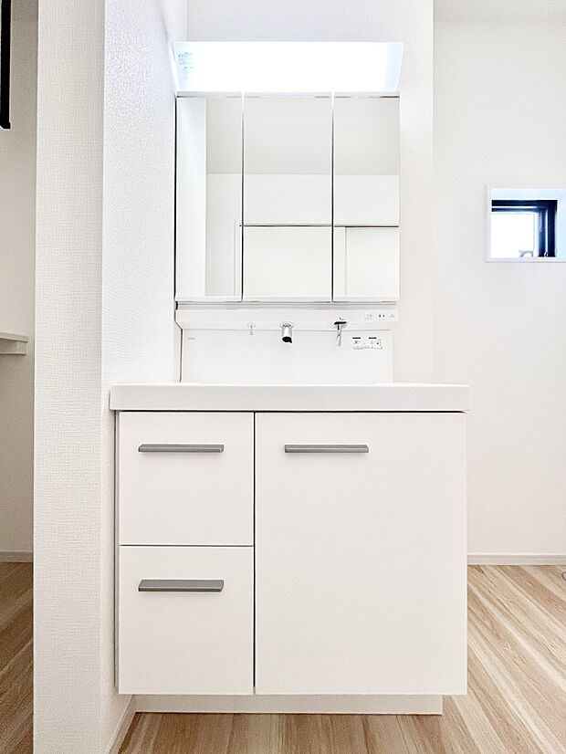 ◆1号棟◆〜Dressing Room〜　明るく清潔感溢れるパウダールーム。毎日使う場所だからこそ、快適な空間となっております。シャンプードレッサーを採用しておりますので、朝シャンも手軽に出来ます。