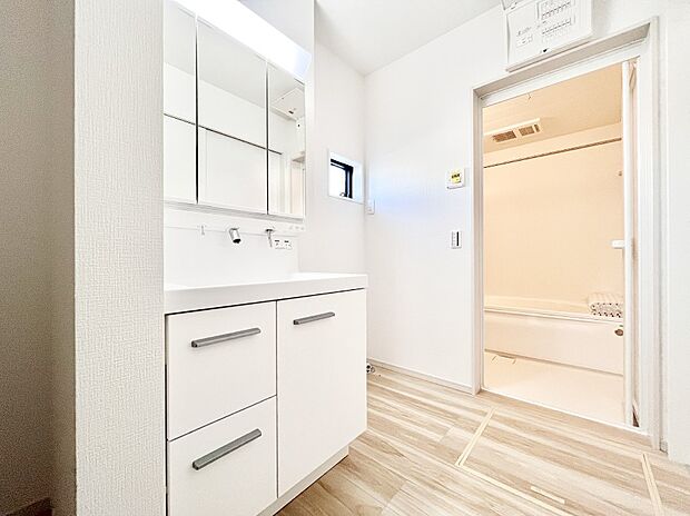 ◆1号棟◆〜Dressing Room〜　暗くなりがちな洗面所も窓があると採光と換気が可能なので気持ちよくお使い頂けます。三面鏡タイプの洗面台は鏡裏収納で散らかりがちな洗面所もスッキリ♪