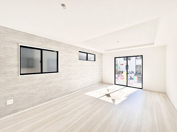 大きな窓からたっぷりの陽光と風を感じられるリビング