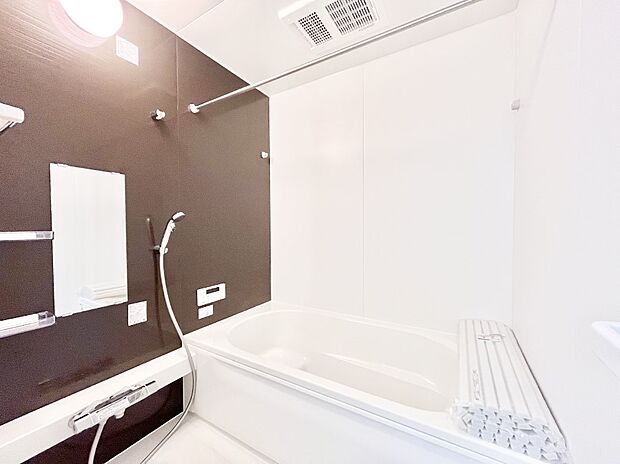 一日の疲れを癒してくれる明るい清潔感のあるバスルーム