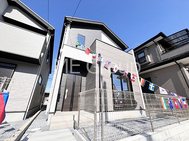 ◆2号棟◆〜Exterior〜　一戸建ての大きなメリットは、自分達の「土地」を「自由に」使える事です。ガーデニングやＤＩＹ，車やバイクの趣味など様々な用途で利用できます。