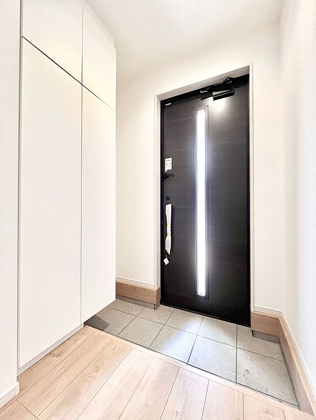 ◆1号棟◆〜Entrance〜 家の中でお客様を迎える最初の場所である玄関は、家の印象そのものです!豊富な玄関収納で、常に綺麗に保つことが出来ます♪玄関にはたっぷり収納の下駄箱を完備!