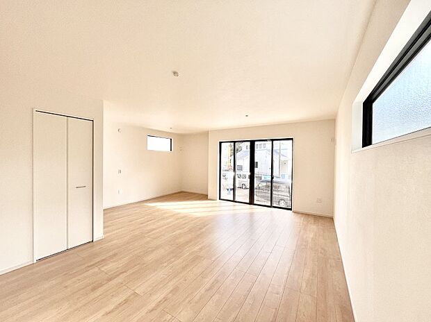 ◆1号棟◆〜Living〜 飽きの来ないシンプルでおしゃれなLDK。大きな窓から日差しが差し込むので室内も明るく、家族の憩いの場としてピッタリです。開放感と日当たりの良さを是非ご覧ください!