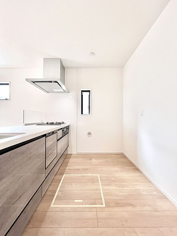 ◆1号棟◆〜Kitchen〜 自然光が入る窓のあるキッチン☆毎日使う場所だからこそ、使い勝手を考慮しました。ゆったりとしたキッチンコーナーは質感豊かな仕上がりとなっております。