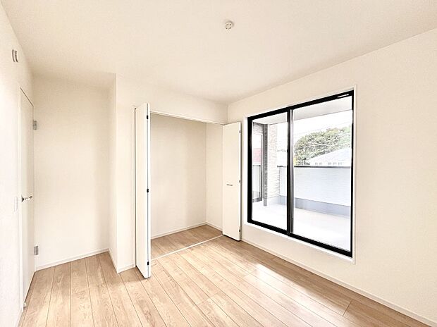 ◆1号棟◆〜Bed Room〜 全居室には収納クローゼットを完備!普段使いのお洋服や小物はもちろん、季節物のお洋服などもしっかりと整理整頓おしまい頂けます。 居室空間を広く使用できますね。