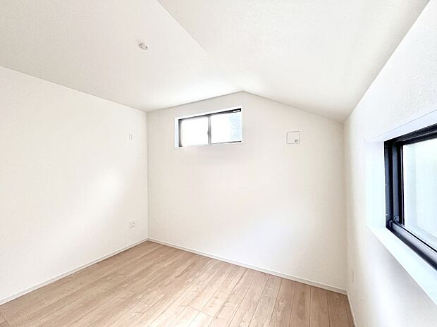 ◆1号棟◆〜Bed Room〜 子供部屋はお子様にとって大変重な役割があります。子供一人で過ごす空間を与えることで、宿題や勉強時間も自然と増えまた自ら部屋の片付けや掃除なども促すことに繋がります。