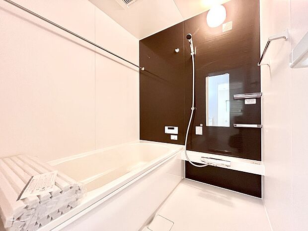 ◆1号棟◆〜Bath Room〜 広々とした雰囲気の良いバスルーム。 お子様と一緒にお風呂に入る楽しみ、思い出の一ページが刻まれる大切な瞬間。 日々の疲れをリフレッシュできそうです。