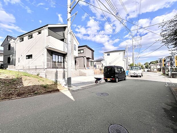 前面道路: 南 6.02m 公道 前面道路は閑静な住宅地をはしる車通りの少ない道路。 駐車の出し入れもらくらくです!ご不明点・現地見学のご希望は、お気軽にお問い合わせください!