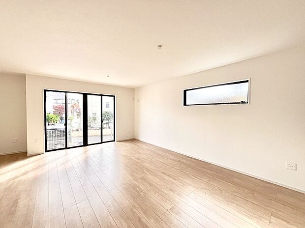 ◆1号棟◆〜Living〜 豊かな陽光がこの場所を照らしだす。光溢れるこの空間はみんなの笑顔が集う場所、時を忘れ、つきることのないたわいもない会話を楽しむ時間、たくさんの思いが綴られる場所。