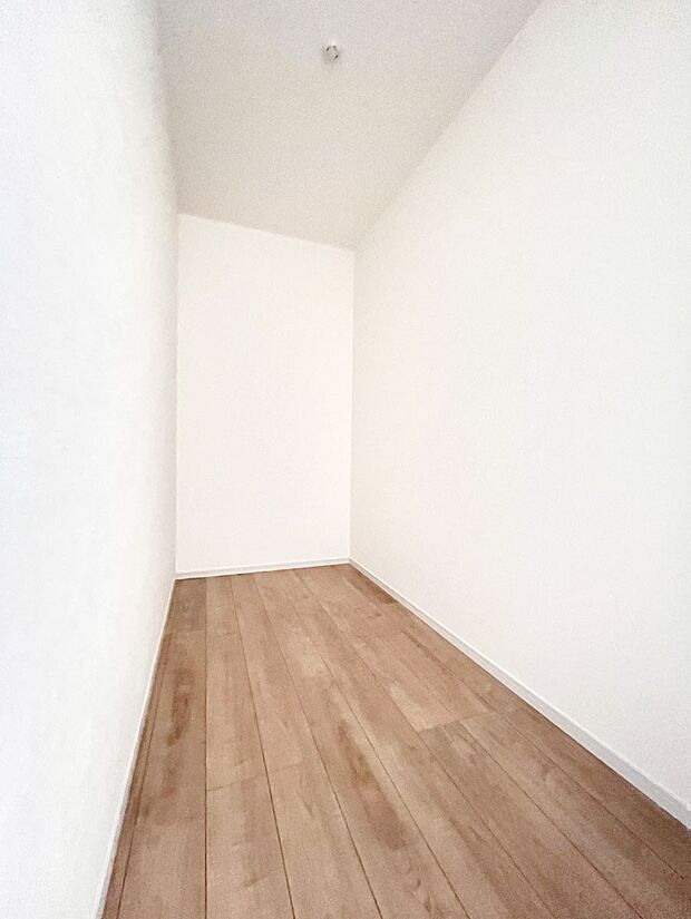 ◆1号棟◆〜Walk-in Closet〜 たくさんの洋服をかけてもシワになりにくいウォークインクローゼット。洋服以外にも、普段使わない家電やスーツケース、ストック品など何でも片付く嬉しい空間です。