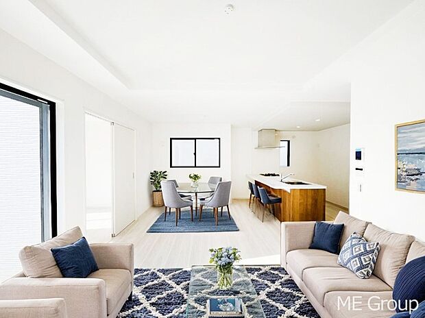 〜Living〜　家族の会話や笑顔が行き交うリビングです。子供が走ってる姿を見ながら、大きなソファやダイニングテーブルでゆったり食事をしたりくつろぎたい♪そんな夢が叶えられる空間です！※家具はCGです