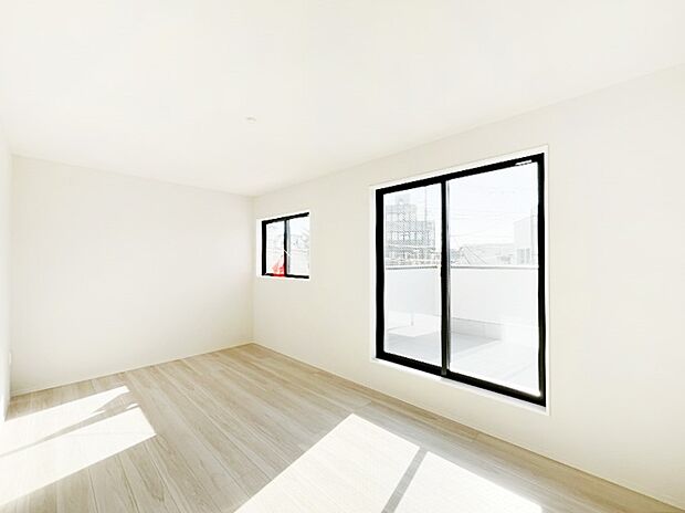 〜Bed Room〜　「今日も一日お疲れ様」とご夫婦でゆったりくつろげる寝室。毎日の家事やお仕事に疲れた日はフカフカのベットで癒されてください。テレビや本棚をおいても快適な広さが自慢♪