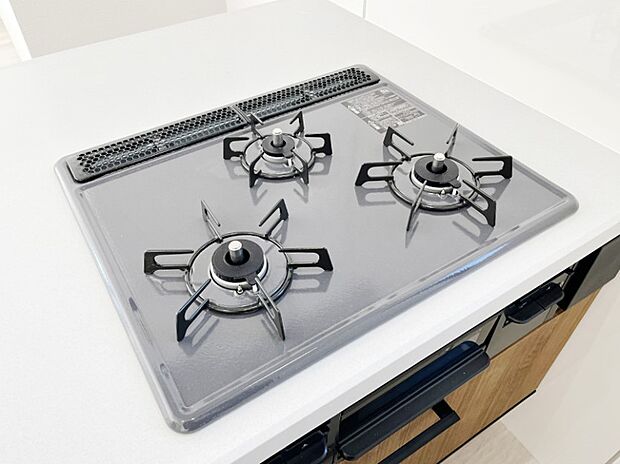 ガスコンロはＳｉセンサー搭載。火力調節や焦げ付き・消し忘れも防いでくれます。