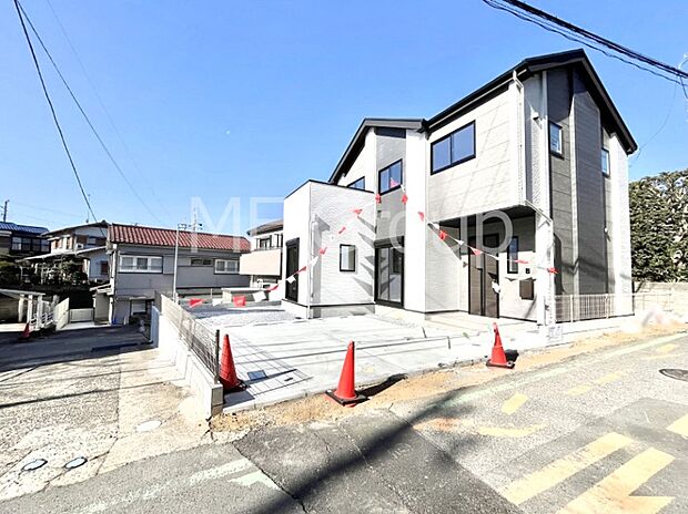 〜Exterior〜   前面道路は閑静な住宅地をはしる車通りの少ない道路。駐車の出し入れもらくらくです！ご不明点・現地見学のご希望は、お気軽にお問い合わせください！