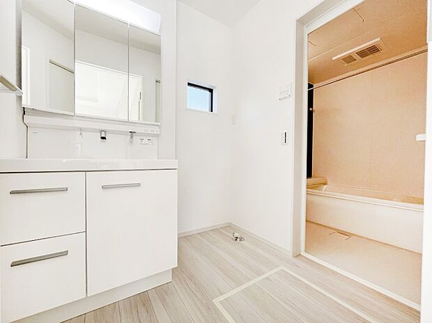 〜Dressing Room〜　暗くなりがちな洗面所も窓があると採光と換気が可能なので気持ちよくお使い頂けます。三面鏡タイプの洗面台は鏡裏収納で散らかりがちな洗面所もスッキリ♪