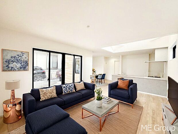 〜Living〜 家族の会話や笑顔が行き交うリビングです。子供が走ってる姿を見ながら、大きなソファやダイニングテーブルでゆったり食事をしたりくつろぎたい♪そんな夢が叶えられる空間です!※家具はCGです