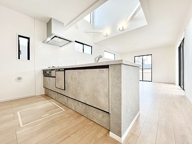 〜Kitchen〜 リビングが見渡せるカウンターキッチン。 料理をしながら家族とコミュニケーションをとれるだけでなく、大きな開放感も得ることができます。 お子様の成長も感じることができますね!