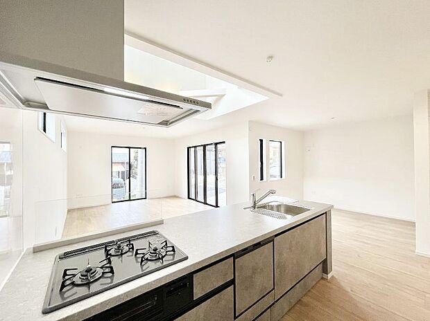 〜Kitchen〜 会話が弾むリビング、料理が愉しくなるキッチン。家は、ただ生活する場ではなく、暮らしを愉しく、快適にする場所。笑顔の毎日、安らぎの日々のために、最新の設備・仕様を採用。