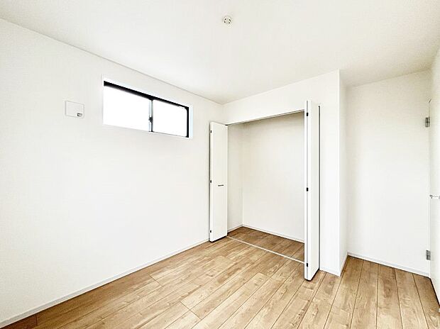 〜Bed Room〜 全居室には収納クローゼットを完備!普段使いのお洋服や小物はもちろん、季節物のお洋服などもしっかりと整理整頓おしまい頂けます。 居室空間を広く使用できますね。