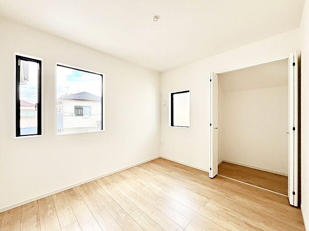 〜Bed Room〜 子供部屋はお子様にとって大変重な役割があります。子供一人で過ごす空間を与えることで、宿題や勉強時間も自然と増えまた自ら部屋の片付けや掃除なども促すことに繋がります。