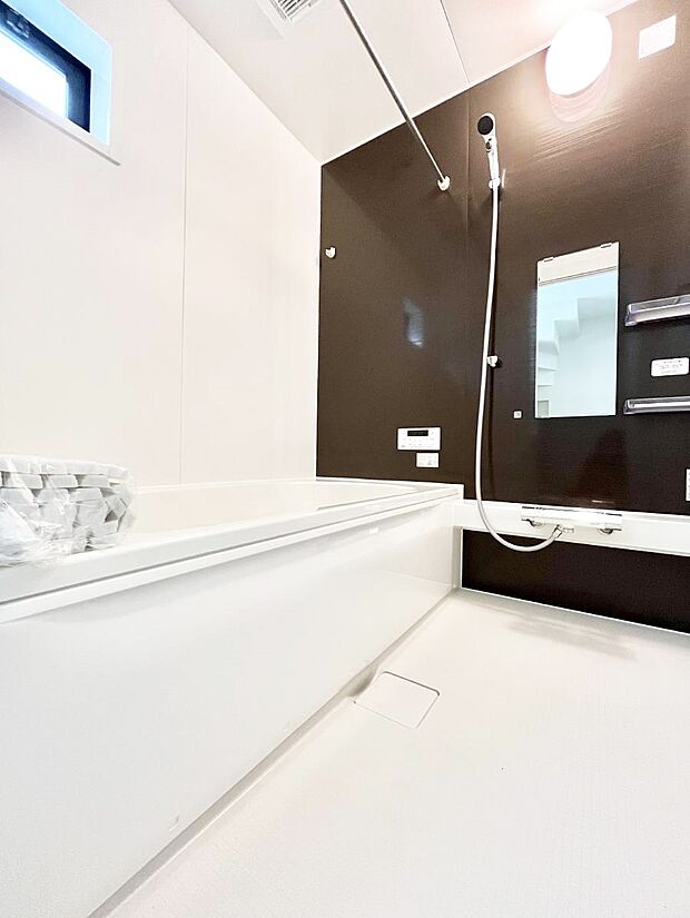 〜Bath Room〜 ゆったりと足を伸ばして入浴することが可能!一日の疲れを癒す貴重なバスタイムです。お子様とご一緒でも十分な広さなので、リビングとは違った家族団欒のひと時をお楽しみいただけます。