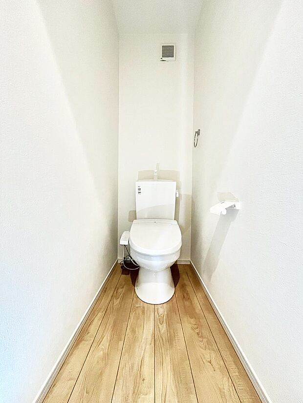 〜Toilet〜 綺麗・スッキリ・快適なウォシュレット付トイレでくつろげる空間です。トイレは毎日使わざるを得ないもの。いつも清潔を保ちたいですね。トイレが2ヶ所あるので朝の混雑時に便利です!
